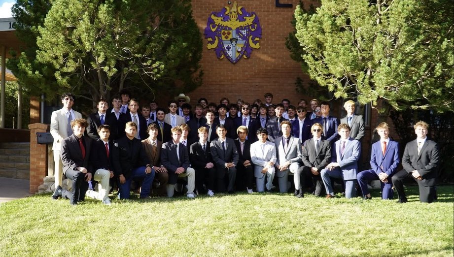 Full chapter with the new members in front of the SAE crest